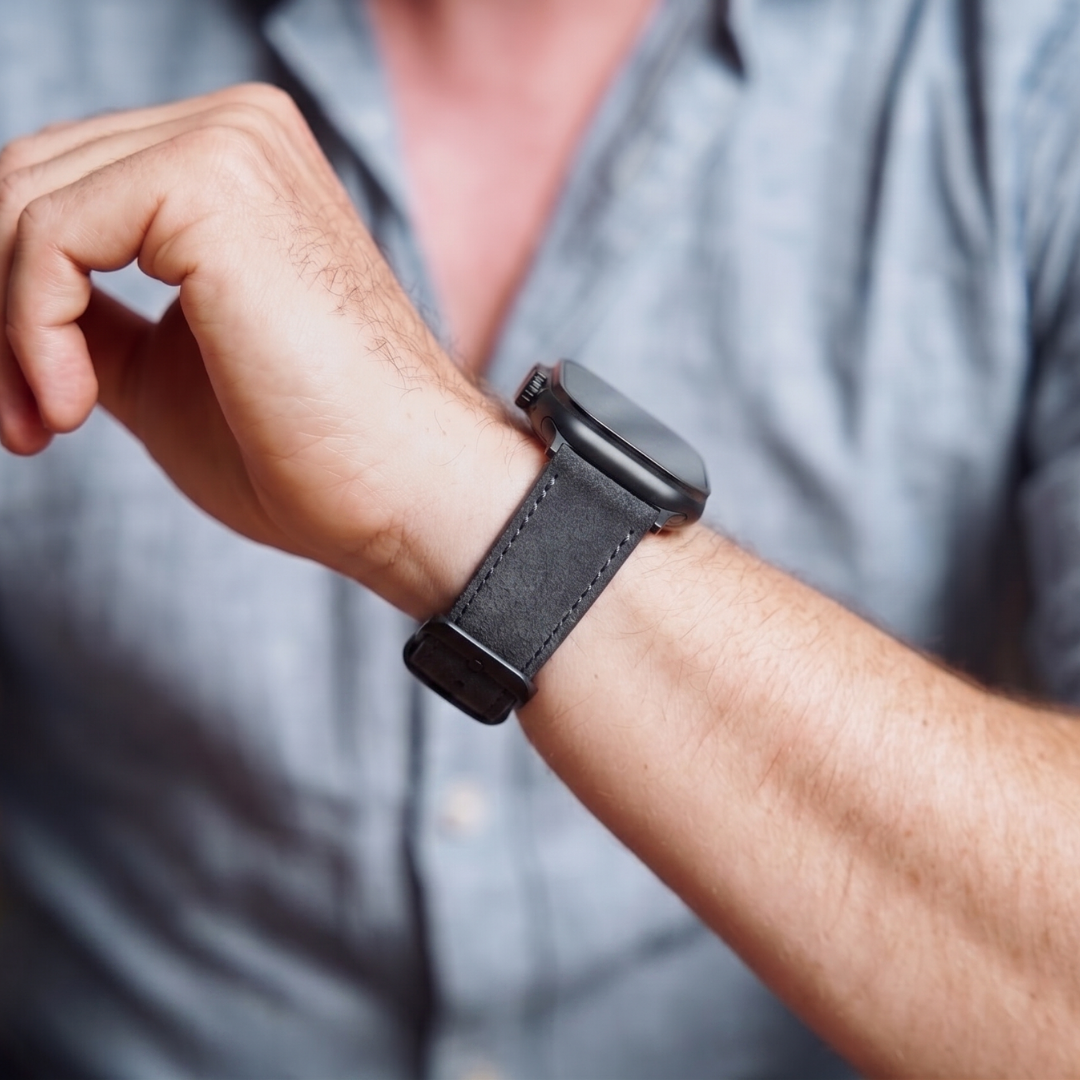 Anthracite Alcantara Armband für Apple Watch Ultra am Handgelenk getragen