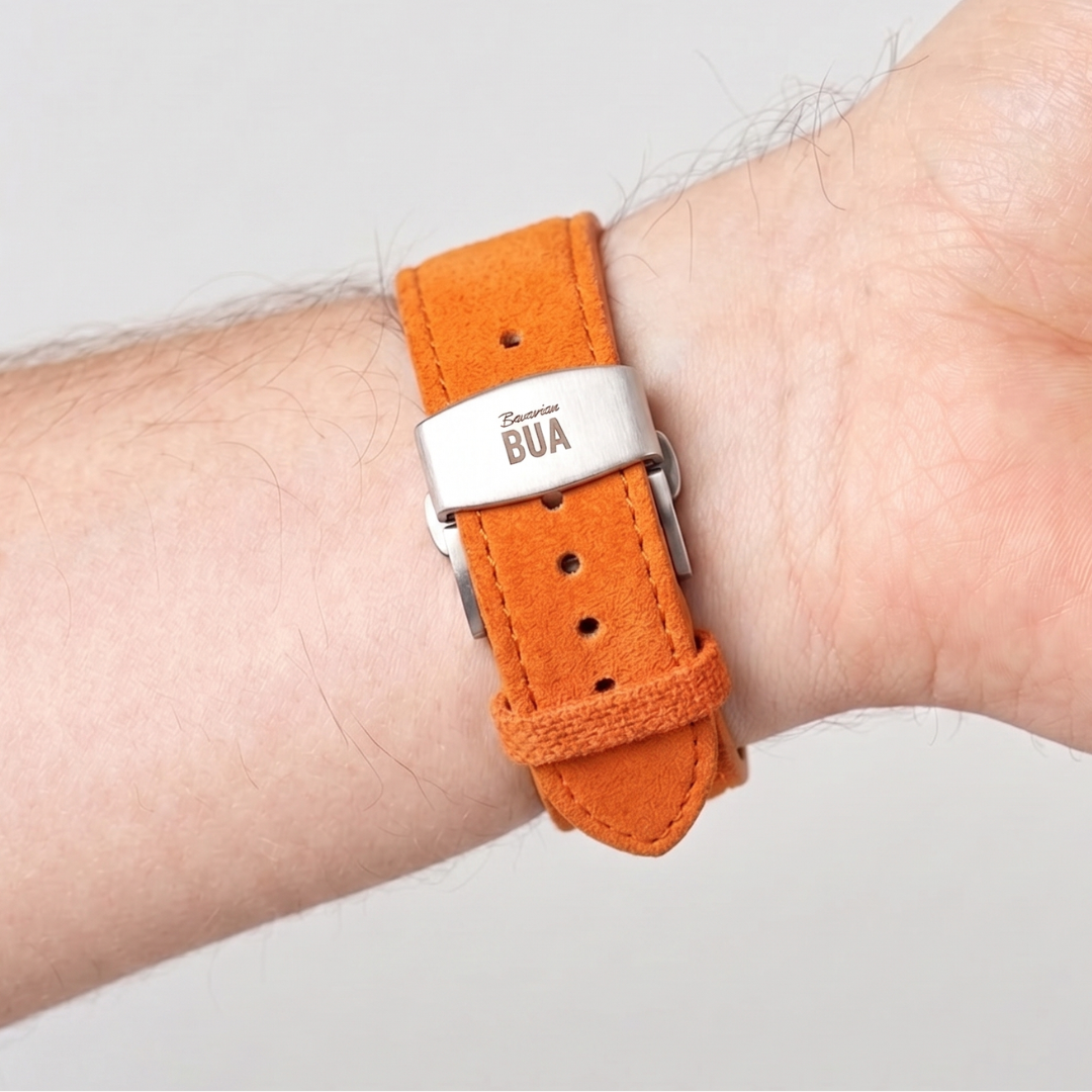 Edelstahl-Faltschließe von Bavarian Bua an einem orangenen Alcantara Armband am Handgelenk