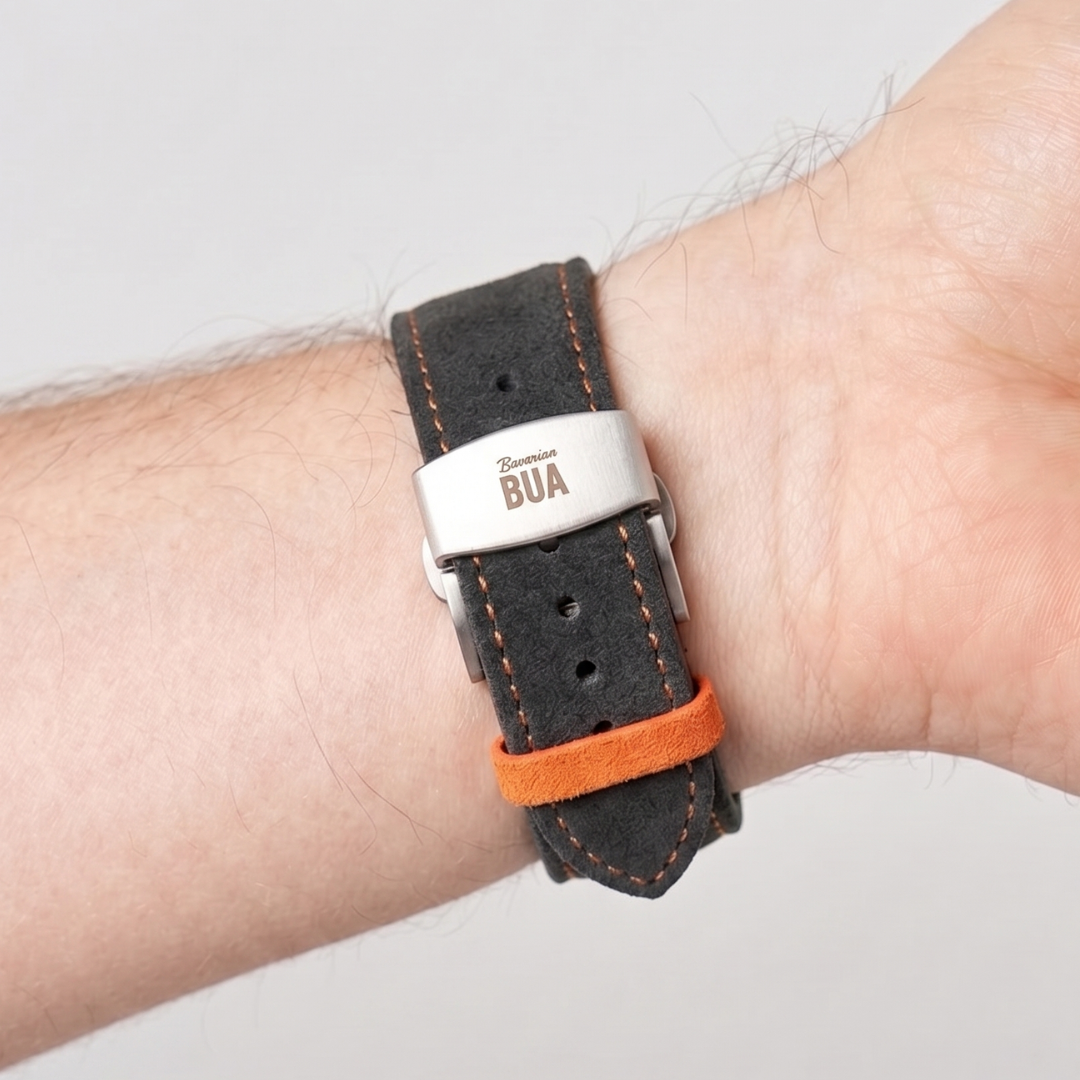 Edelstahl-Faltschließe von Bavarian Bua an einem Alcantara Armband am Handgelenk