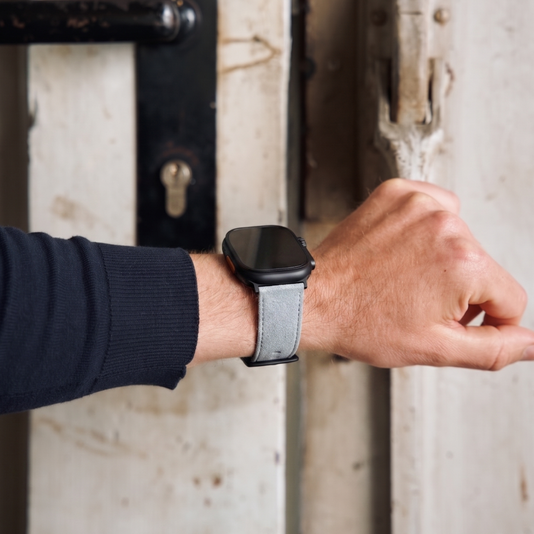 Hellgraues Alcantara Armband für Apple Watch Ultra am Handgelenk getragen