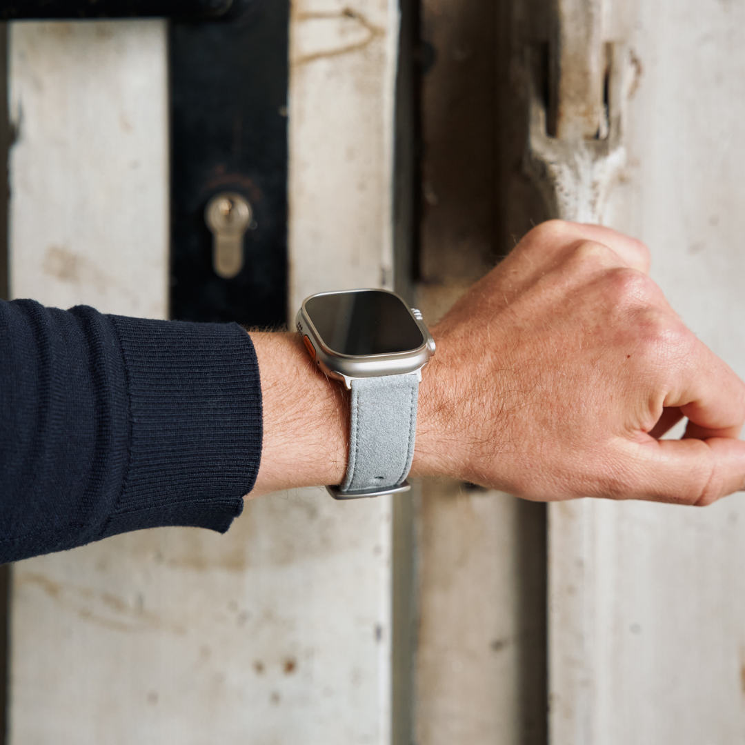 Hellgraues Alcantara Armband für Apple Watch Ultra am Handgelenk getragen