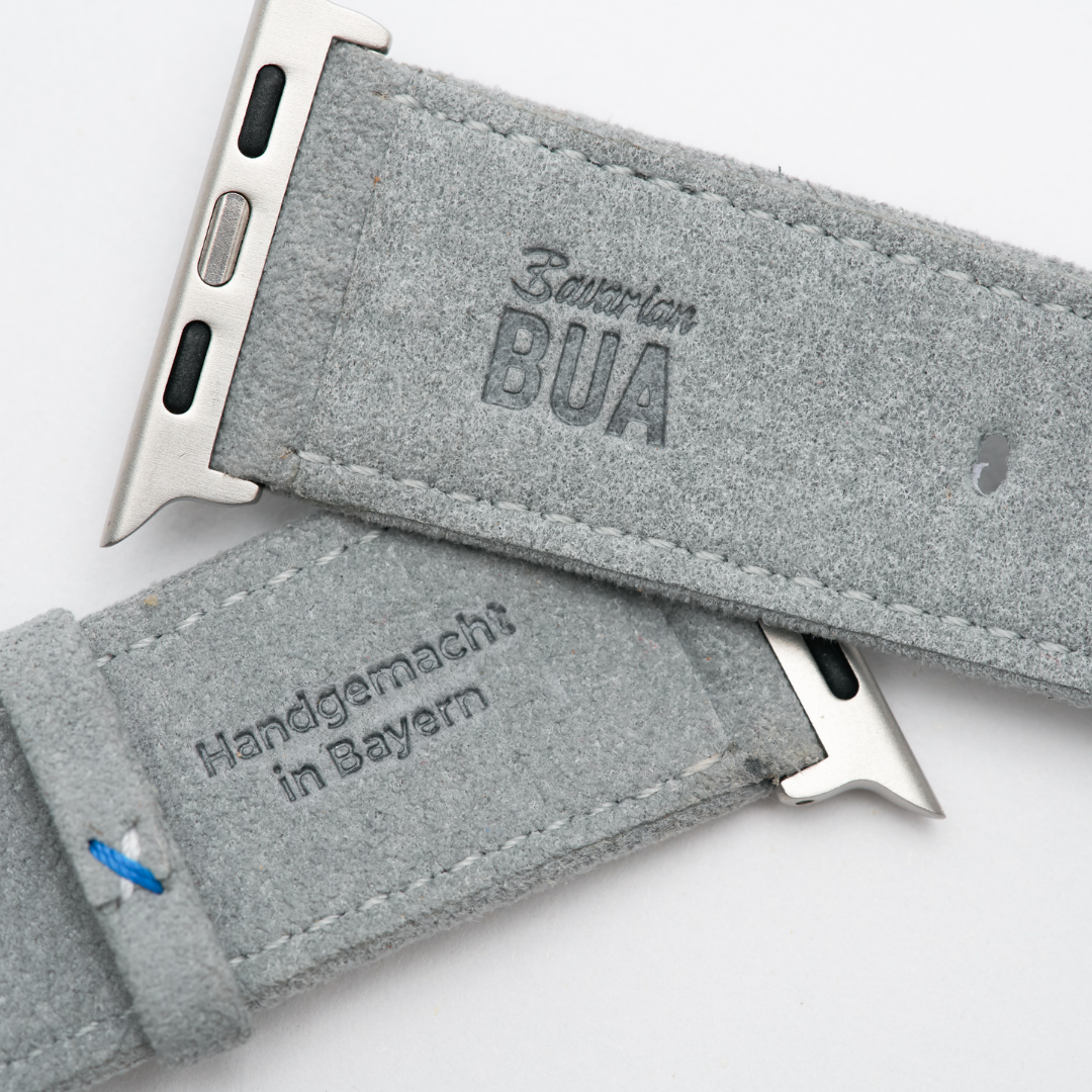 Hellgraues Alcantara Armband für Apple Watch Ultra mit Bavarian Bua Logo und handgemachter Prägung aus Bayern