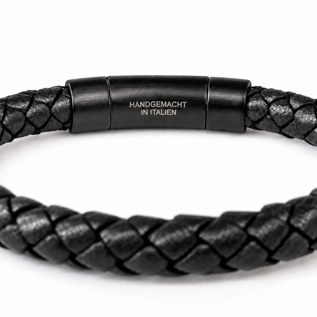 Detail des schwarzen Lederarmbands Pur mit der Gravur „Handgemacht in Italien“ auf dem Verschluss.