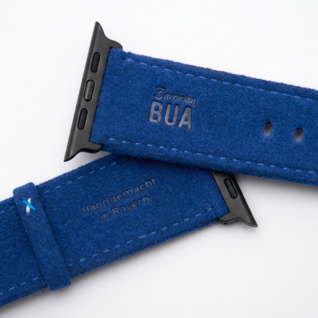 Blaues Alcantara Armband für Apple Watch Ultra mit Bavarian Bua Logo und handgemachter Prägung aus Bayern