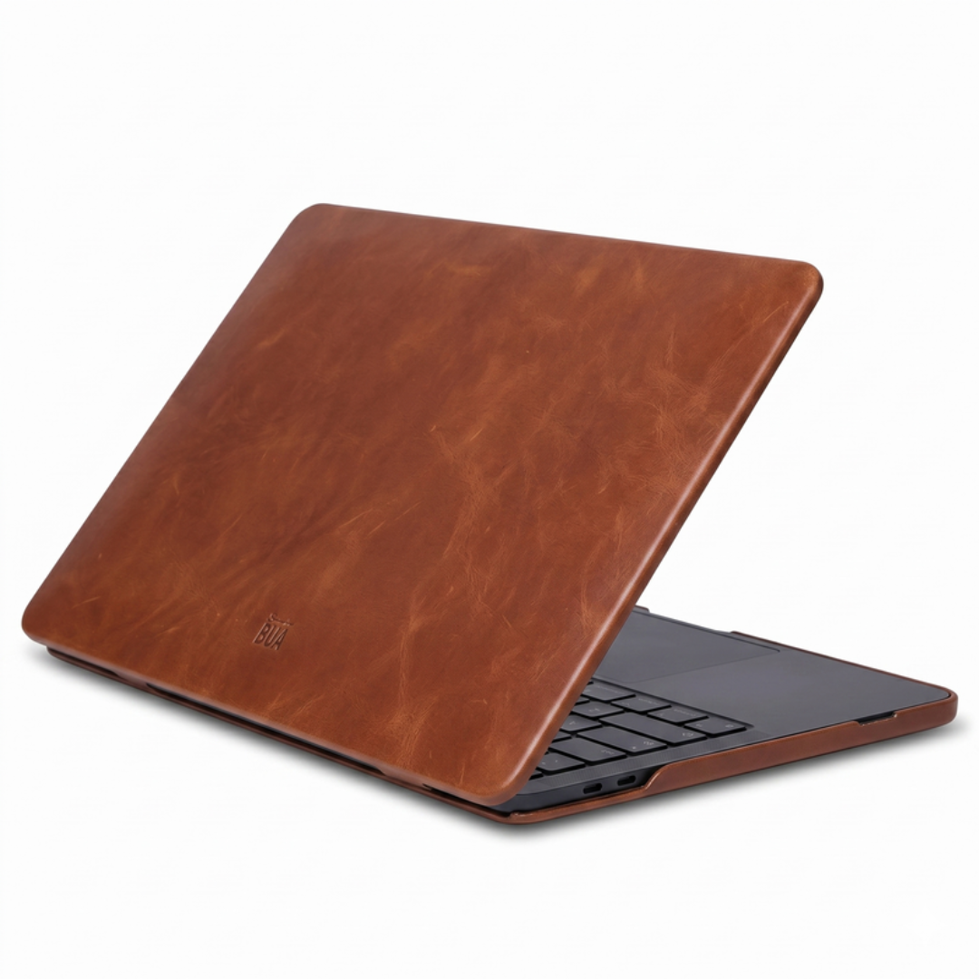 Macbook Leder Hülle auf weißem Hintergrund