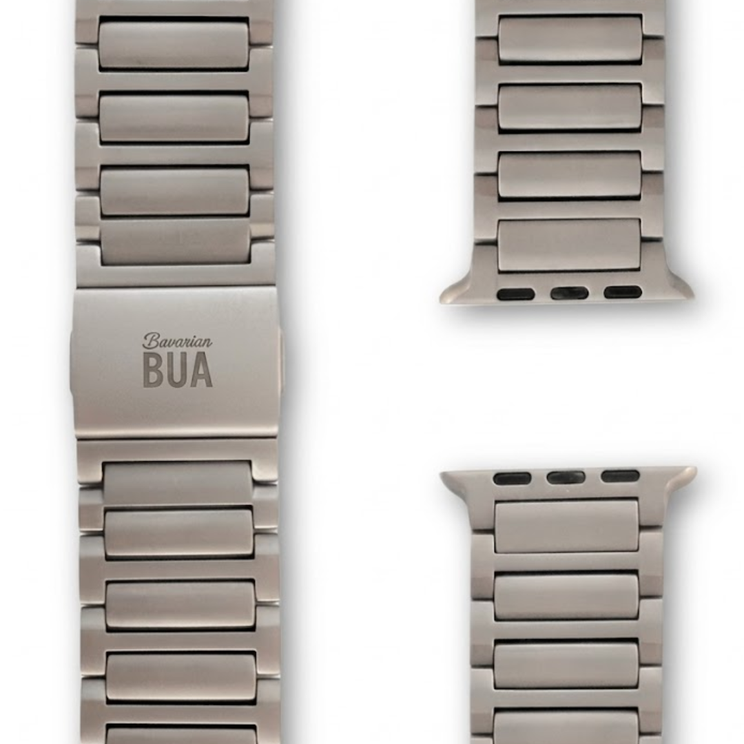 Silbernes Titanarmband mit Magnetverschluss für die Apple Watch Ultra, dargestellt auf weißem Hintergrund.