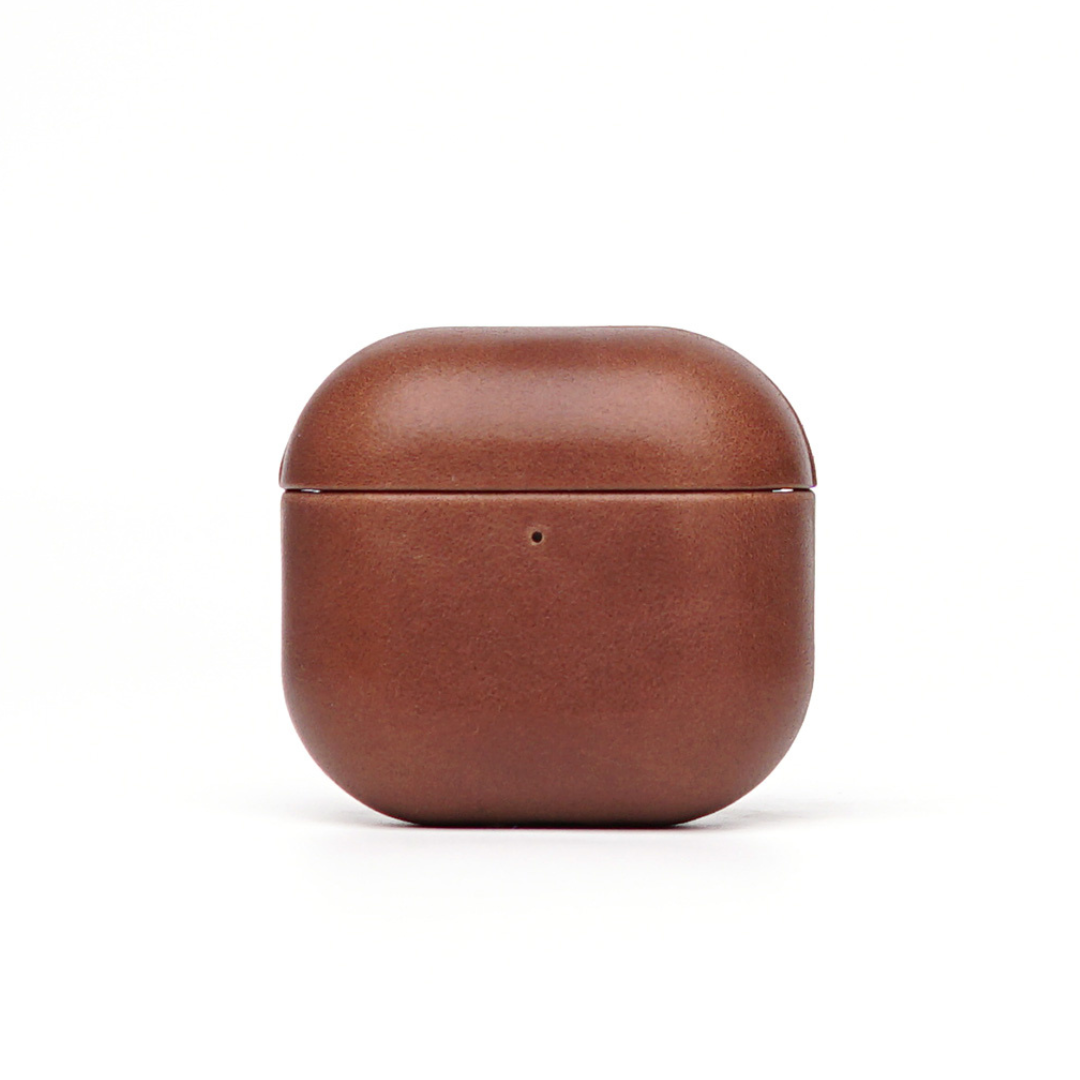 Leder Hülle für Airpods Braun auf weißem Hintergrund