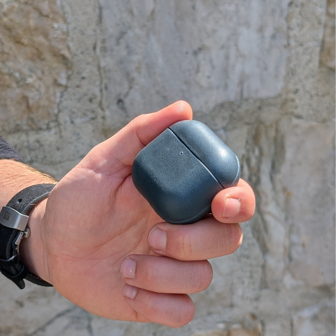 Leder Hülle für Airpods Blau Leder auf weißem Hintergrund