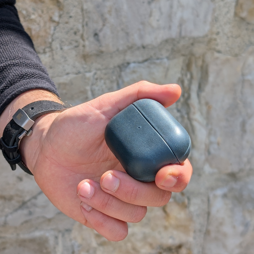 Leder Hülle für Airpods Pro Blau in der Hand