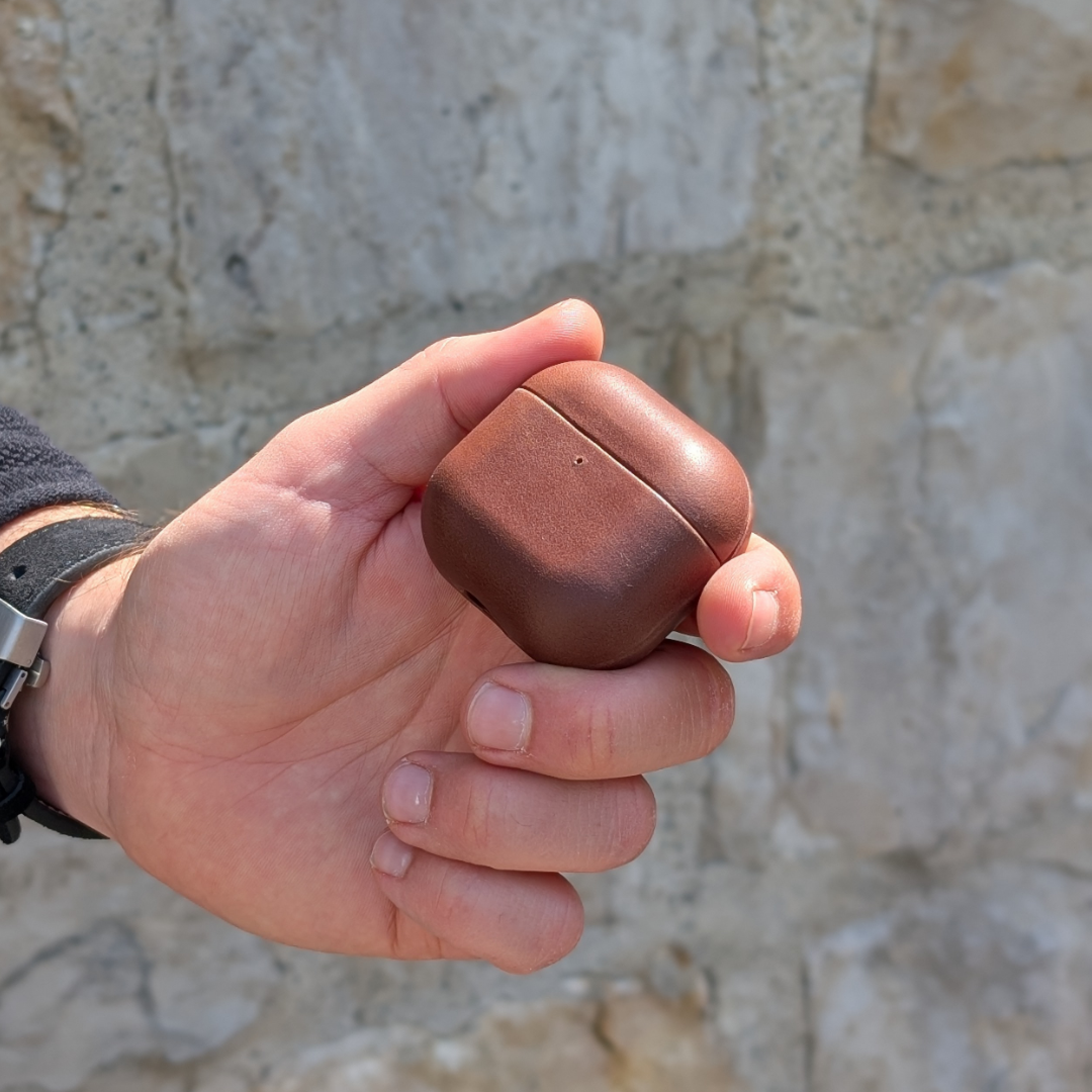 Leder Hülle für Airpods Braun in der Hand