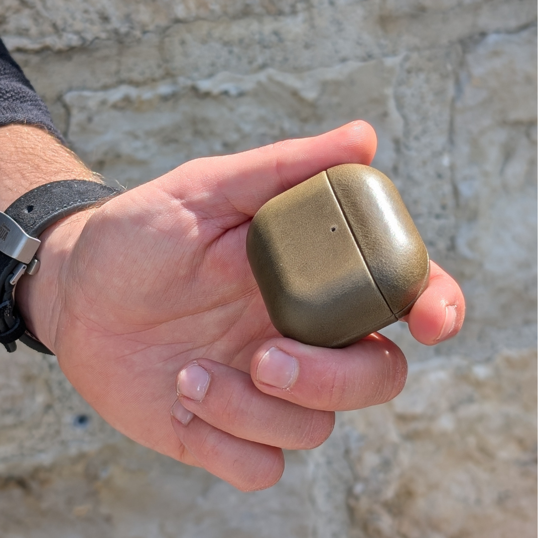 Leder Hülle für Airpods olive in der hand