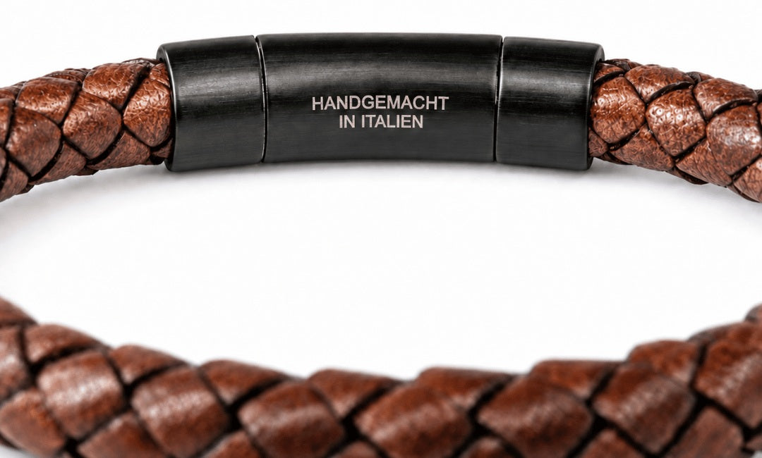 Detail des braunen Lederarmbands Pur mit der Gravur Handgemacht in Italien auf dem schwarzen Verschluss.