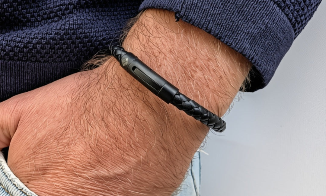 Schwarzes Lederarmband Pur mit mattschwarzem Verschluss am Handgelenk.