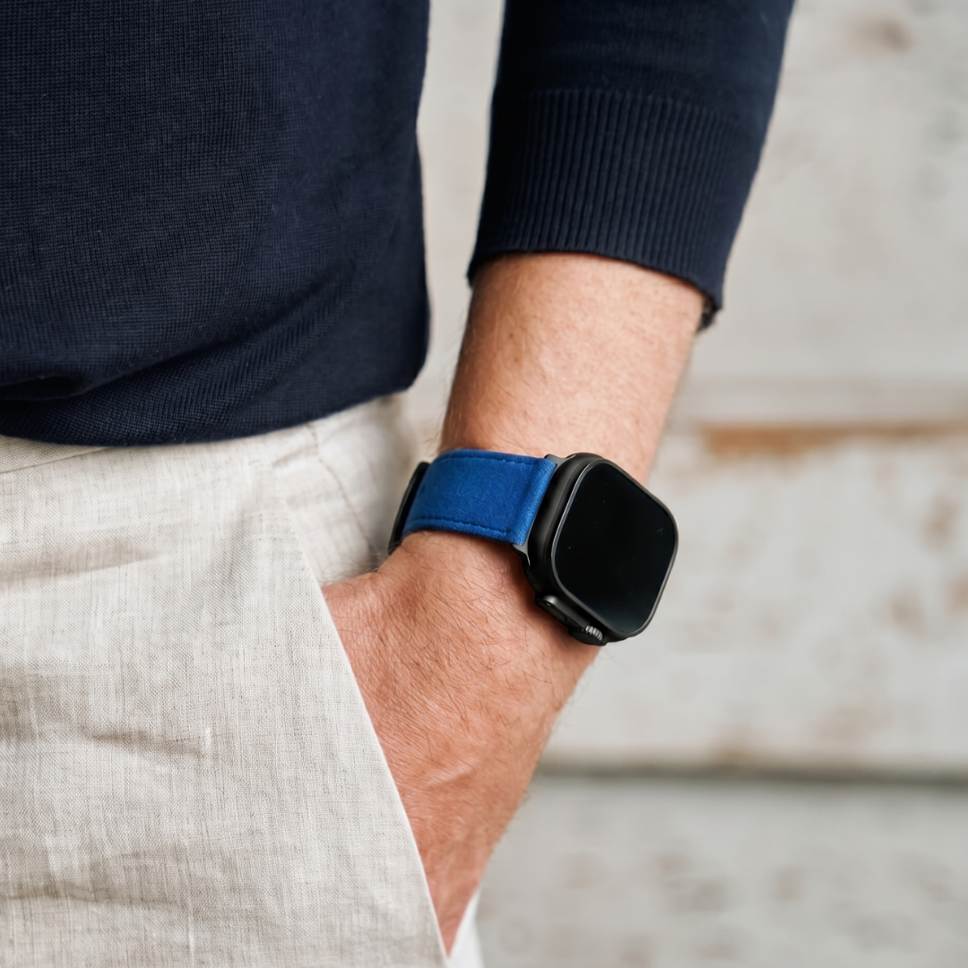 Blaues Alcantara Armband für Apple Watch Ultra am Handgelenk getragen