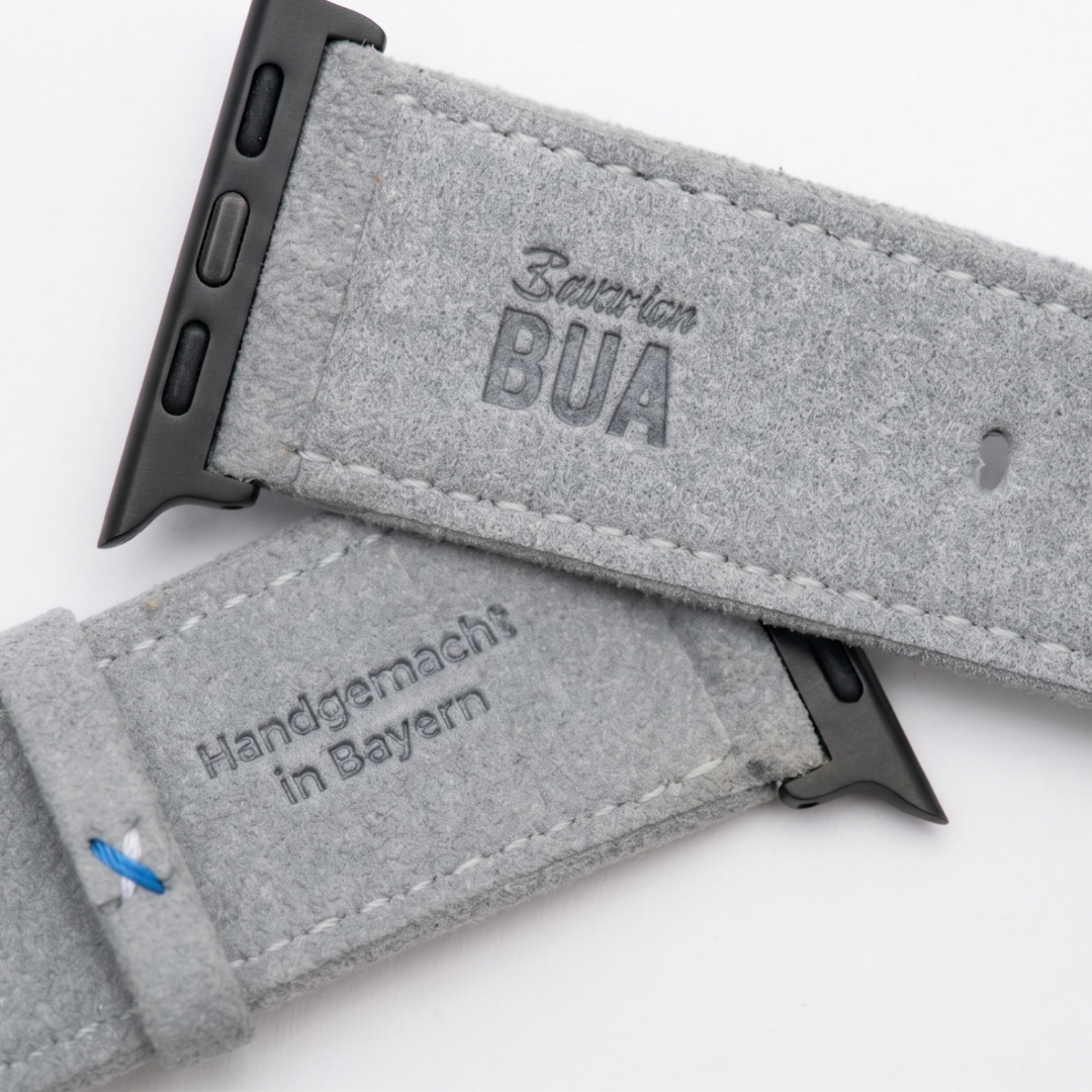 Hellgrau Alcantara Armband für Apple Watch Ultra mit Bavarian Bua Logo und handgemachter Prägung aus Bayern
