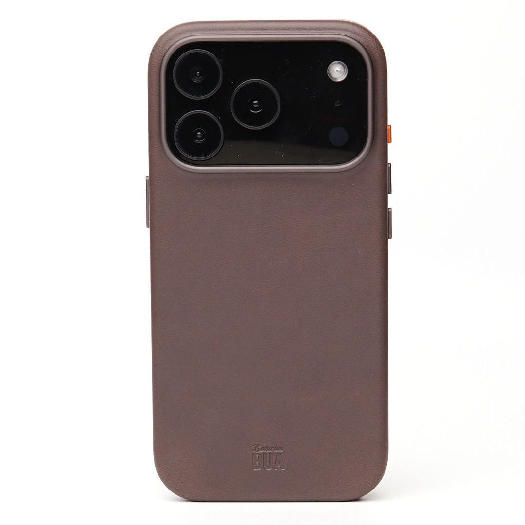 Braungraue iPhone 17 Leder-Hülle mit MagSafe auf weißem Hintergrund