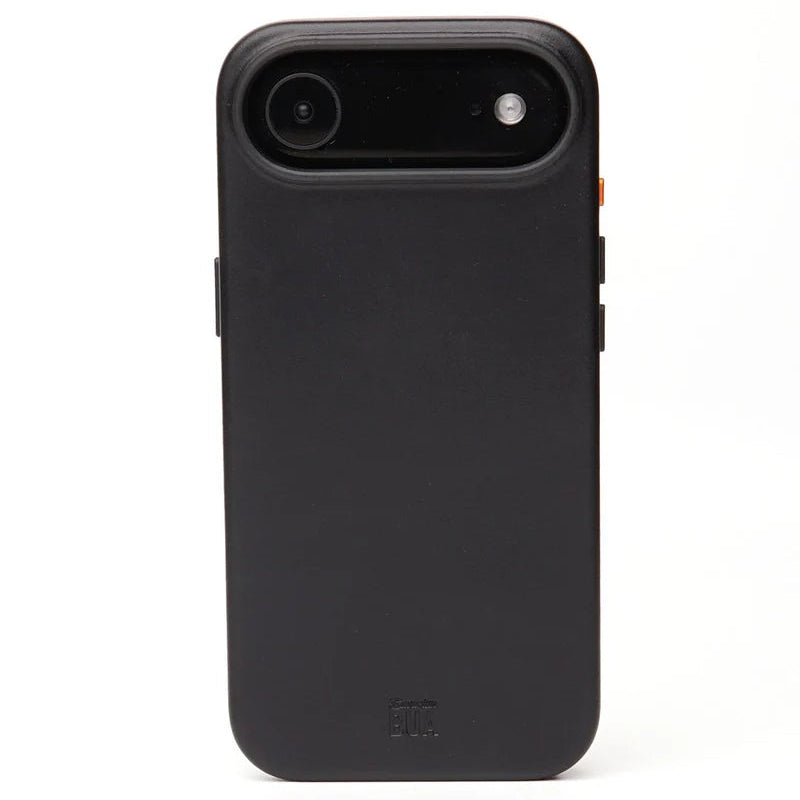 Schwarze iPhone 17 Air Leder-Hülle mit MagSafe auf weißem Hintergrund